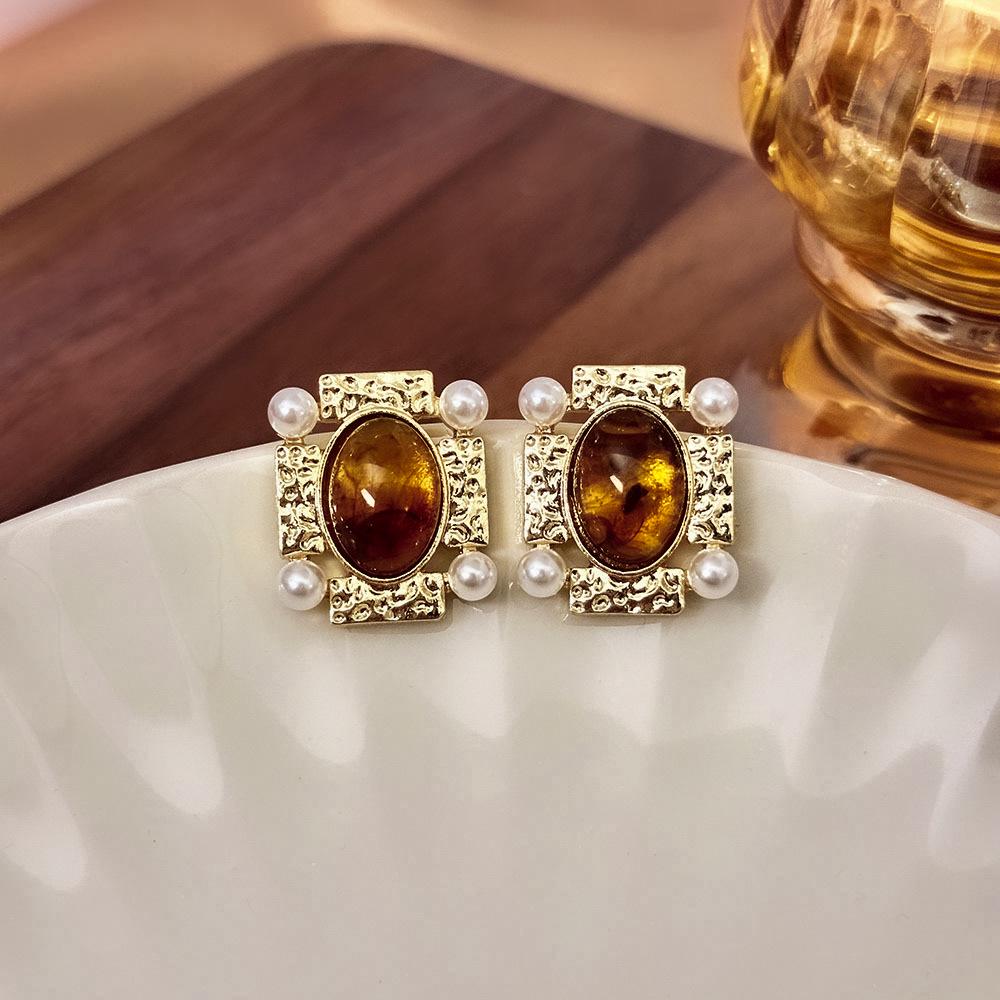 Silver Needle Clover Stud Earrings: Retro Hong Kong Style, Elegant and Fashionable Women's Luxury Jewelry.