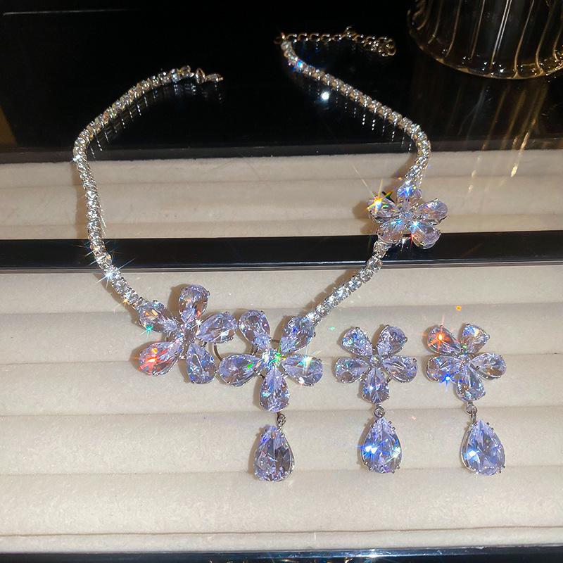 Sada čtvercových náušnic s kamínky a náhrdelníku: Elegantní, Luxusní a Všestranný Choker Šperk