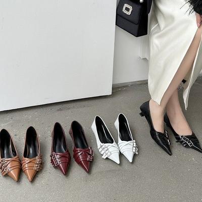 Chaussures simples à boucle de ceinture pointues à la mode pour femmes 2025 automne nouveau style à bouche peu profonde chaussures Mary Jane à la mode et confortables