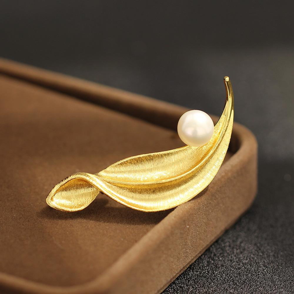 Simple and Elegant Gold Brushed Matte Leaf Brooch Temperament Natural Pearl Pod Leaf Pin Men and Women the Same Style