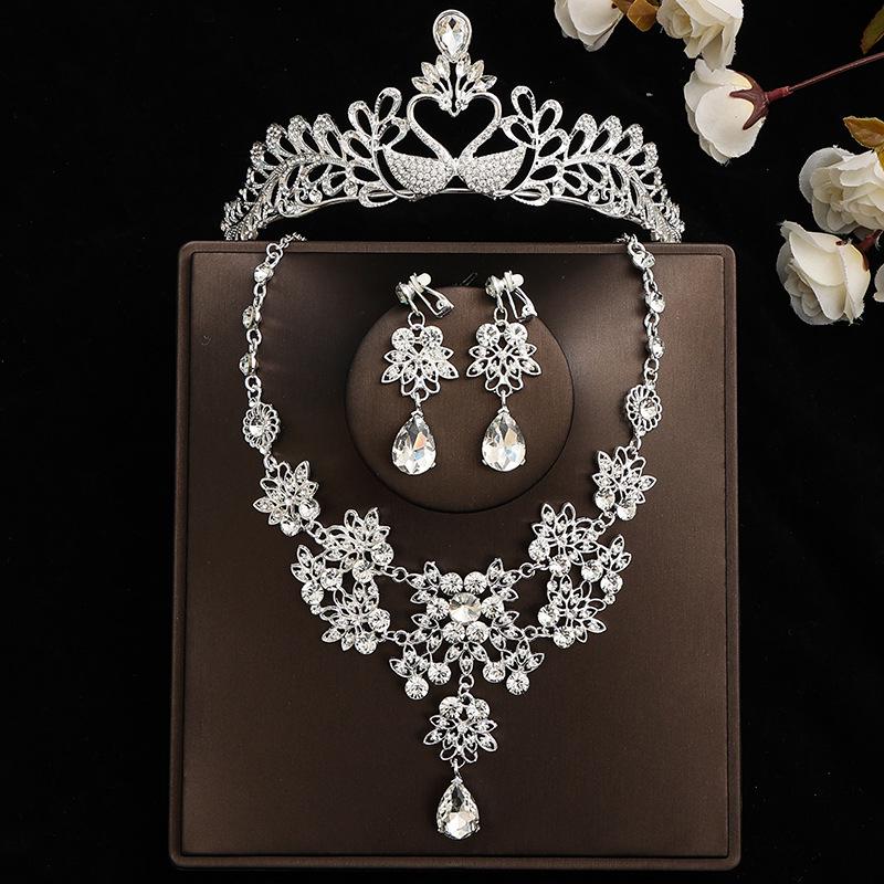 Ensemble Nuptial Féerique: Couronne, Collier & Boucles d'oreilles – Parfait pour un Mariage ou un Anniversaire