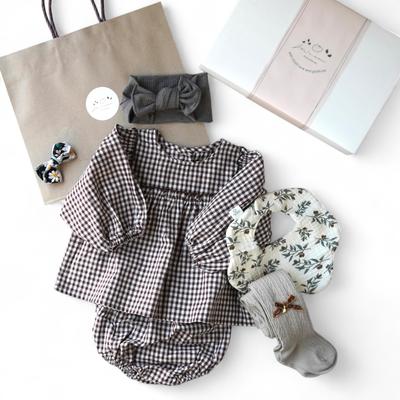 Ensemble de vêtements pour bébé Comprend Cadeau et Transport [mic.an] Fille 80, Bavoir, Barboteuse, Emballage, Sac, Mic.an (marron)