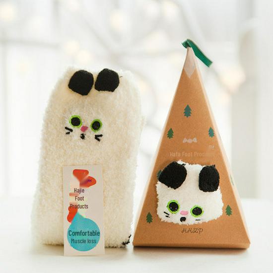 Calcetines Navideños Acogedores de Forro Polar de Coral: Bordado de dibujos animados 3D grueso, Forro polar en la mitad lateral, Ideal para el hogar