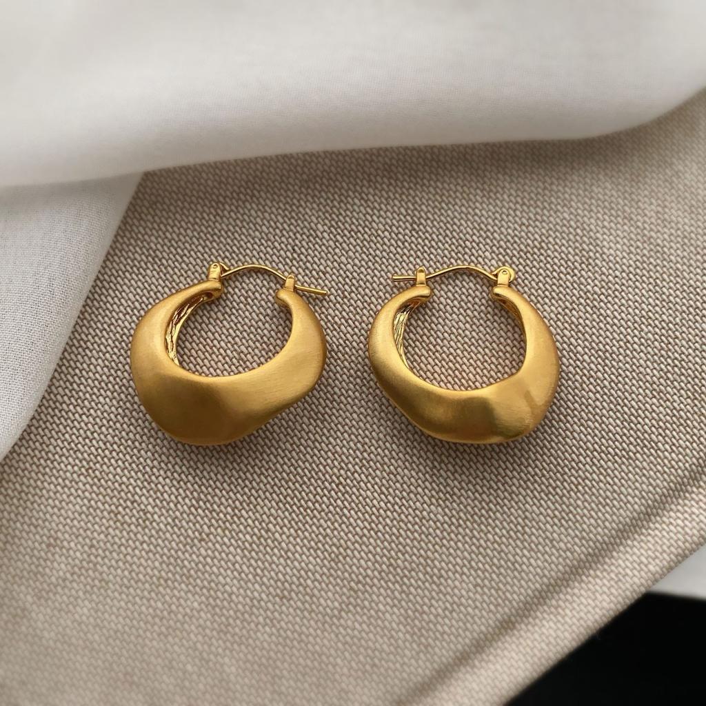 Exquisite niche metal brushed matte ball stud earrings for women's commuting senior temperament simple and versatile earrings