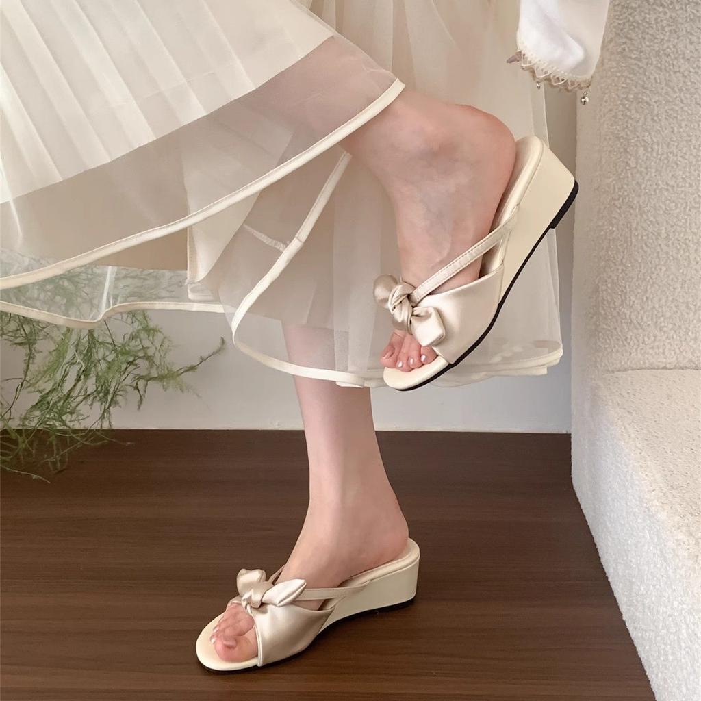 2025 new French white bow thick-bottomed one-word slippers women's summer can wear fashionable low-heeled cool slippers