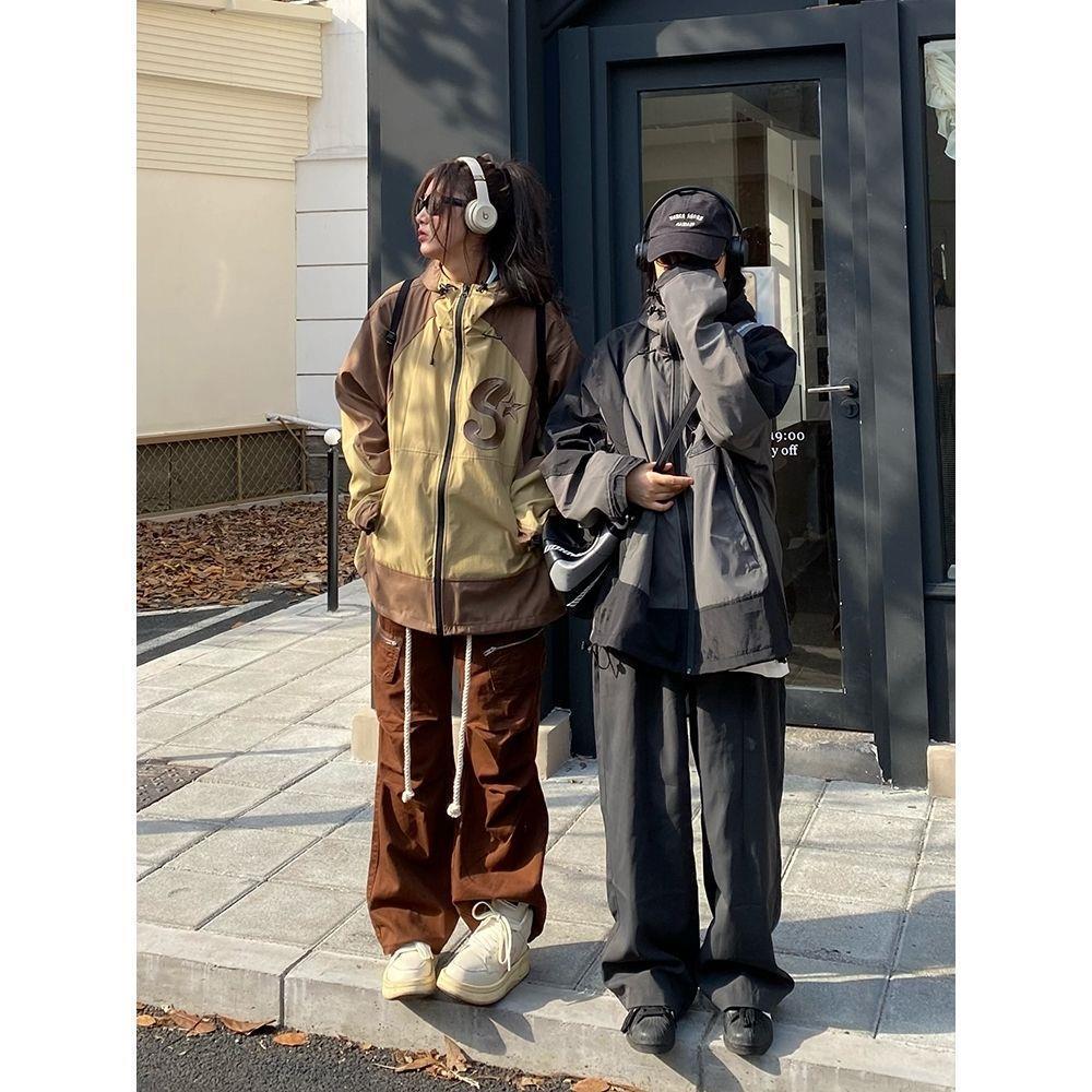 Unisexová trendy větrovka s kapucí v kontrastních barvách - Ležérní a volný střih podzimní bunda