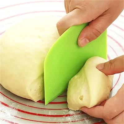 Food-Grade Plastic Cake Spatula Dough Knife & Butter Scraper with Smooth Edge Baking Tool for Icing/Cream