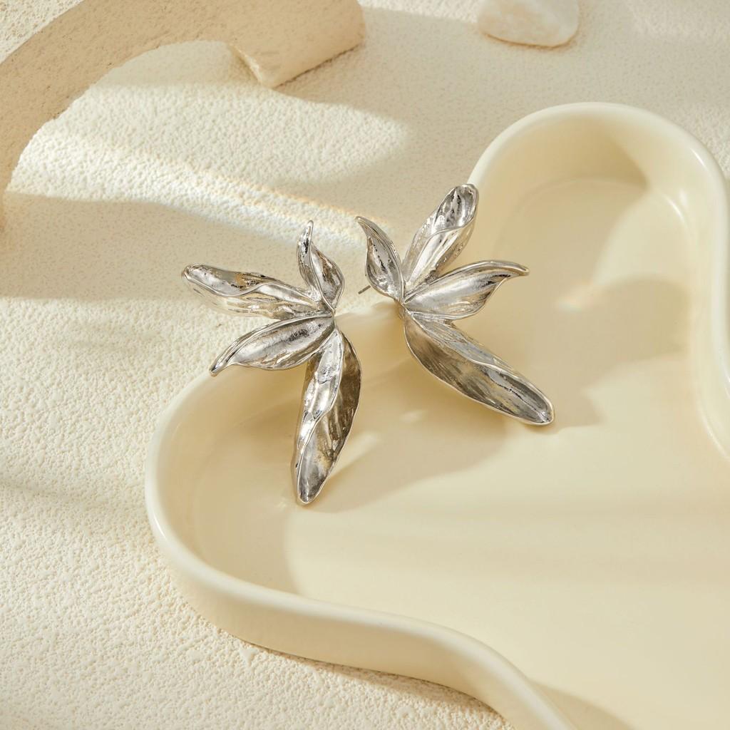 Beautifully Gold Crafted And Silver Floral Leaf Earrings For Trendy Women In Fashion Fall
