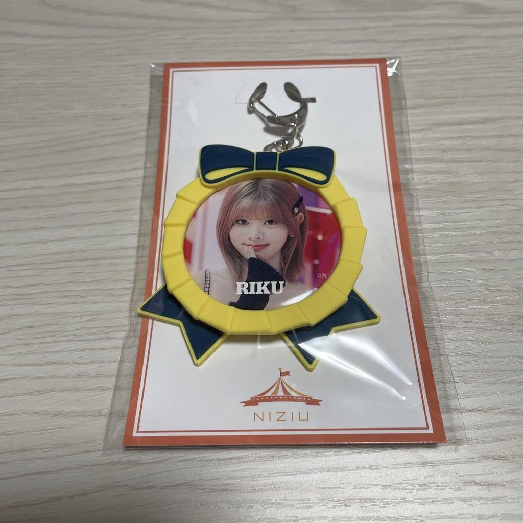 [USED] Official NiziU Badge with Case