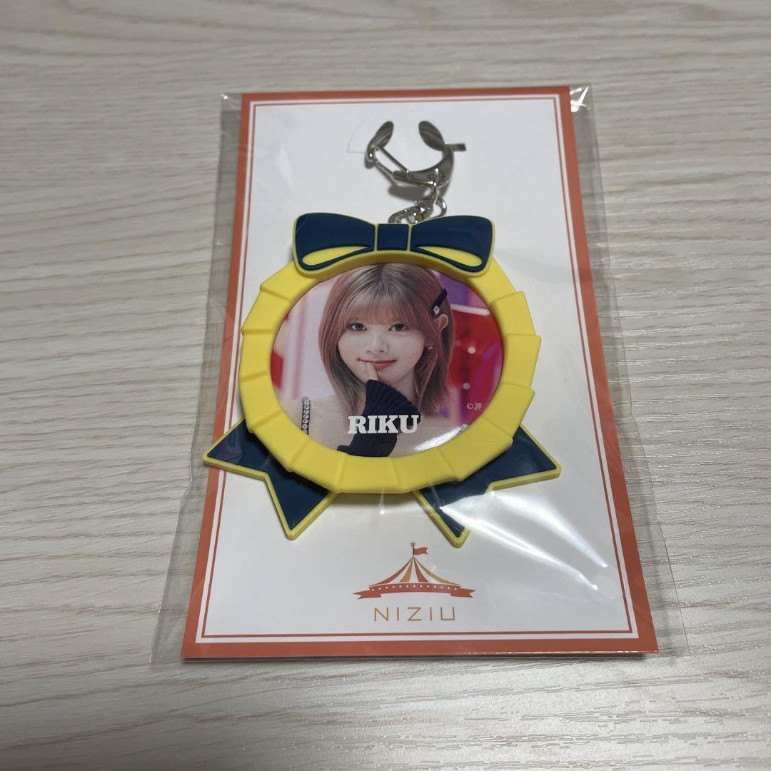 

[USED] Official NiziU badge with case