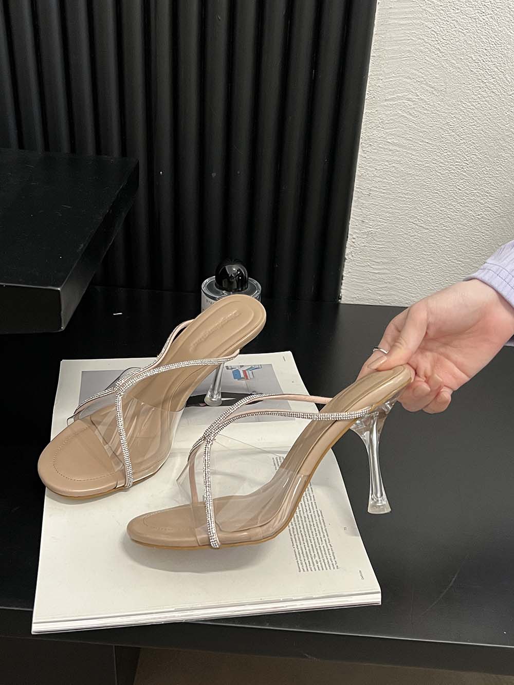 

модные прозрачные женские тапочки розовые бежевые черные синие стразы с перекрестными ремешками летние уличные туфли-мюли тонкие высокие каблуки вечерние свадебные 5.5 бежевый