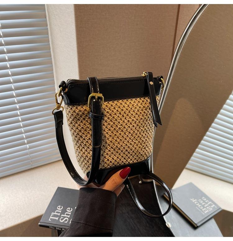 

Niche versatile straw woven mobile phone bag new vacation beach woven shoulder bag fashion messenger bag women чорний