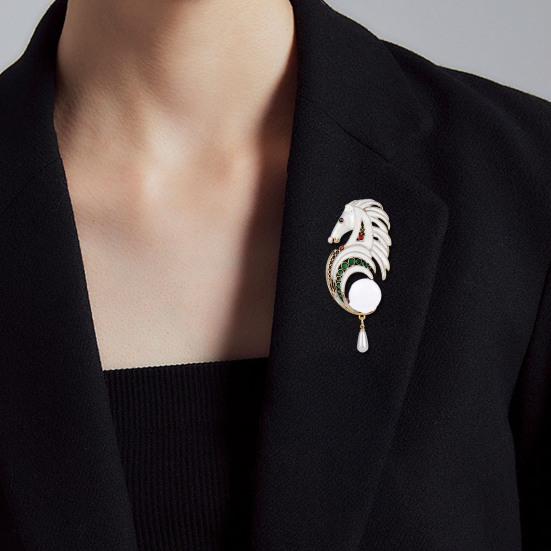 Broche Cheval Émaillé Blanc Broche Cheval Rétro avec Pendentif Perle Fausse Suspendu Broche Animal Épinglette Robe Accessoire de Costume Cadeau pour Elle Lui