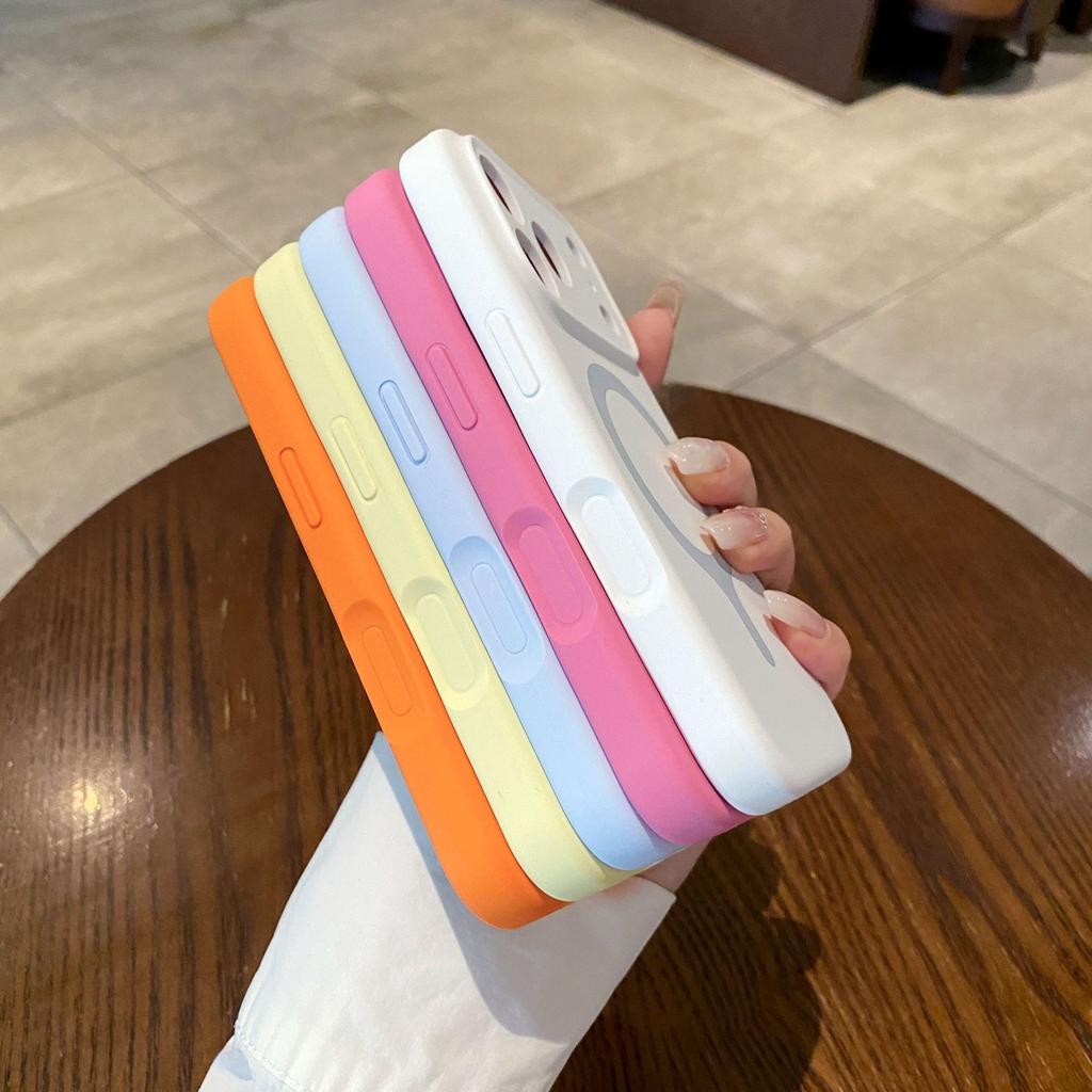 Applicable to iPhone17Pro mobile phone case, liquid silicone one-piece magnetic suction Apple 16 solid color fine hole all-inclusive case