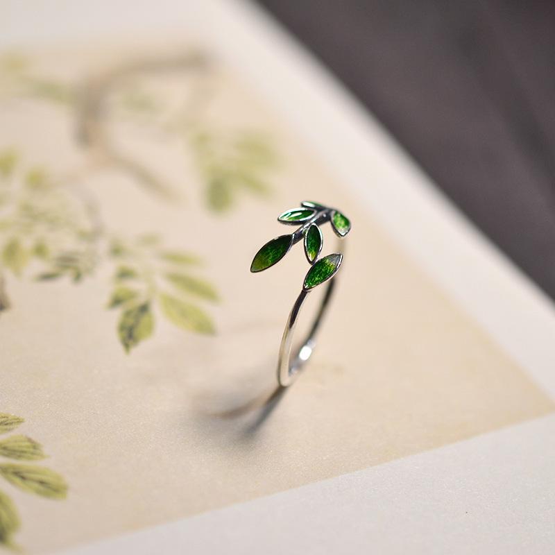 Cloisonné Ancient Style Green Leaf Resin Ring for Women – Retro Artistic Open Index Finger Design.