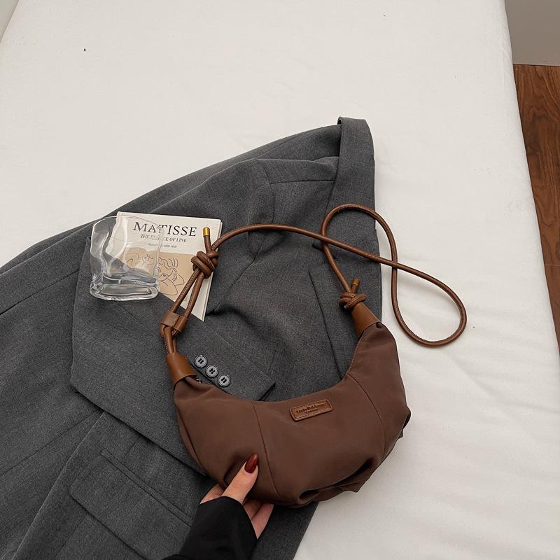 

В этом году популярная женская сумка 2025 осень новая нишевая текстурная сумка-мессенджер повседневная модная на плечо сумка-пельмень