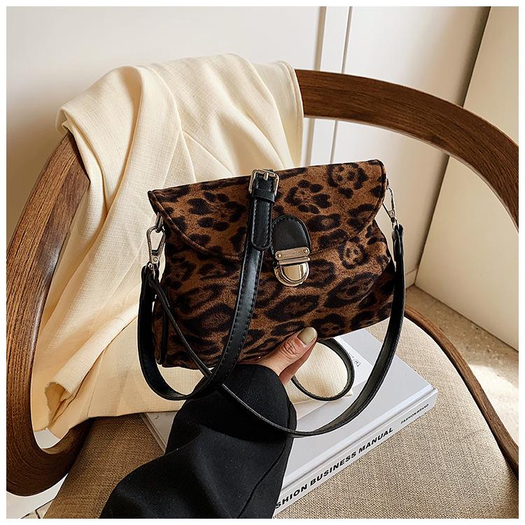 

Сумка 2024 Нова Жіноча Осіння Універсальна Модна Ретро Нішевого Дизайну На Плече Кросбоді Популярна Маленька Квадратна Сумка коричневий