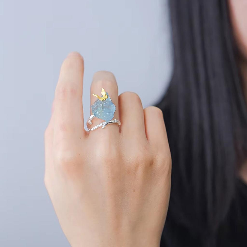 Eleganter Schmetterlingsring mit großen Edelsteinen und Aquamarin, verstellbarer Fingerring, stilvolles Accessoire für modebewusste Damen