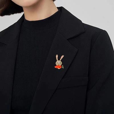 Niedliche Brosche im japanischen Stil mit Kaninchen und funkelnden Kristallakzenten, stilvolle Anstecknadel zur Dekoration von Schal oder Kleidung