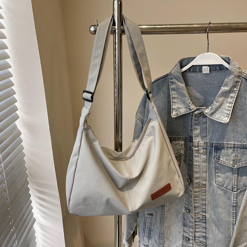 Niche design bag new trendy fashion shoulder bag simple 2025 solid color leisure commuting large capacity tote bag