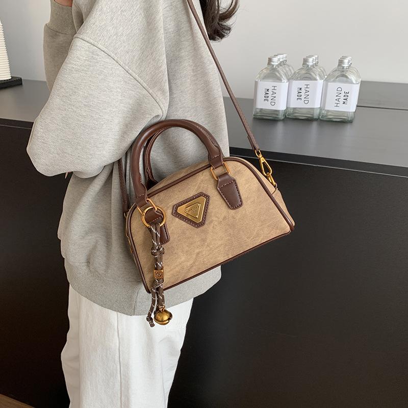 Autumn and Winter Retro Small Bag Women's 2025 New Fashion Versatile Messenger Bag Popular Super Hot Portable Bowling Bag