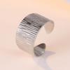 Damen Ring aus vergoldetem Edelstahl mit breitem Band - Kreuz Retro Design mit unregelmäßiger Textur
