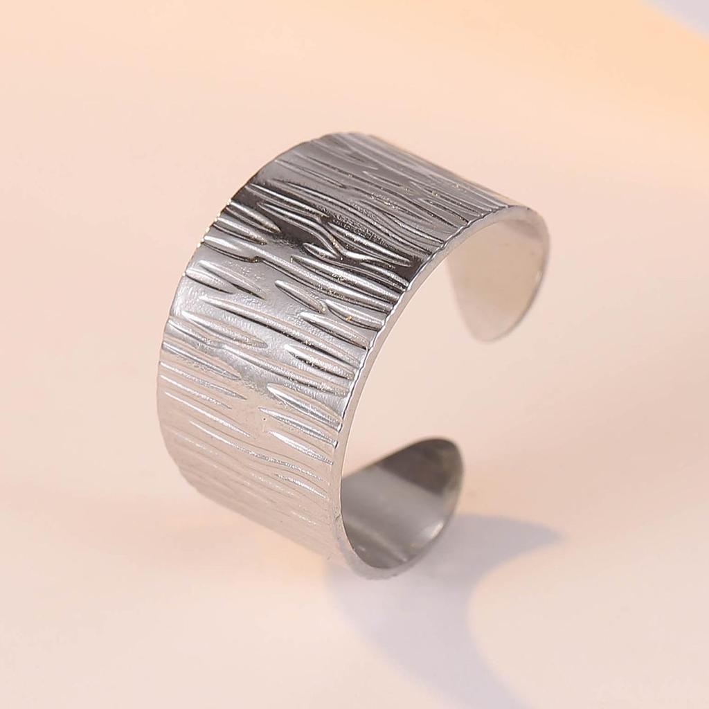 Damen Ring aus vergoldetem Edelstahl mit breitem Band - Kreuz Retro Design mit unregelmäßiger Textur