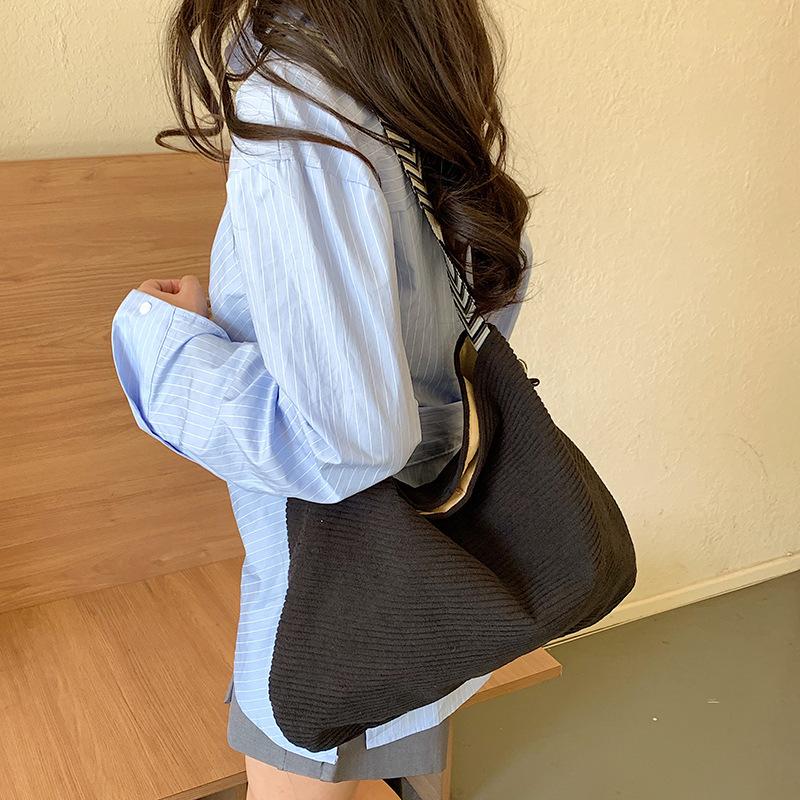 Large Capacity Cloth Women's Bag Autumn Women's Portable Tote Bag Trendy Urban Simple Commuter Shoulder Bag Simple and Versatile