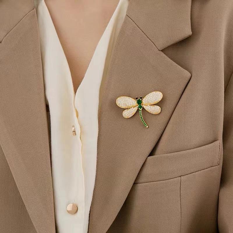 Elegant Dragonfly Rhinestone Brooch for Women - High-End Fashion Accessory with Exquisite Design