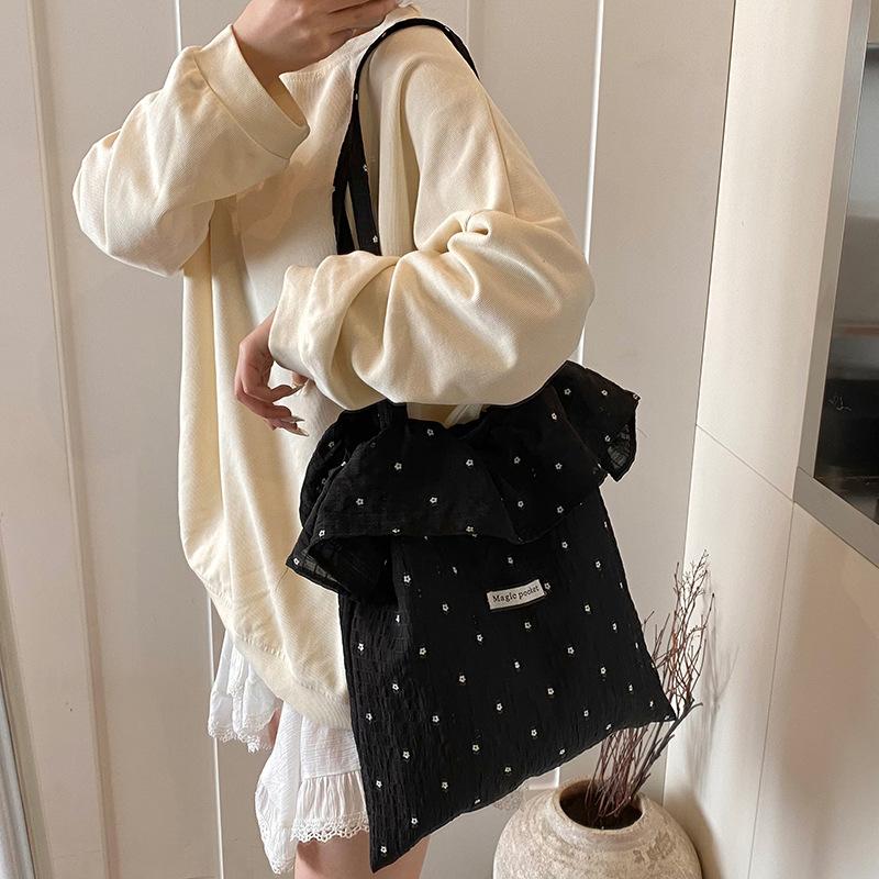 Korean version of Harajuku ins small flower embroidery contrasting color women's shopping bag new simple and exquisite shoulder armpit bag