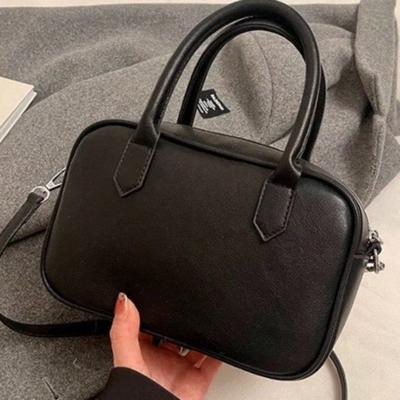 Einfache einfarbige Retro-Handtasche Bowling-Tasche für Damen Koreanische Neue Winter Pendeln Mode Ein Schulter Crossbody Kissen-Tasche