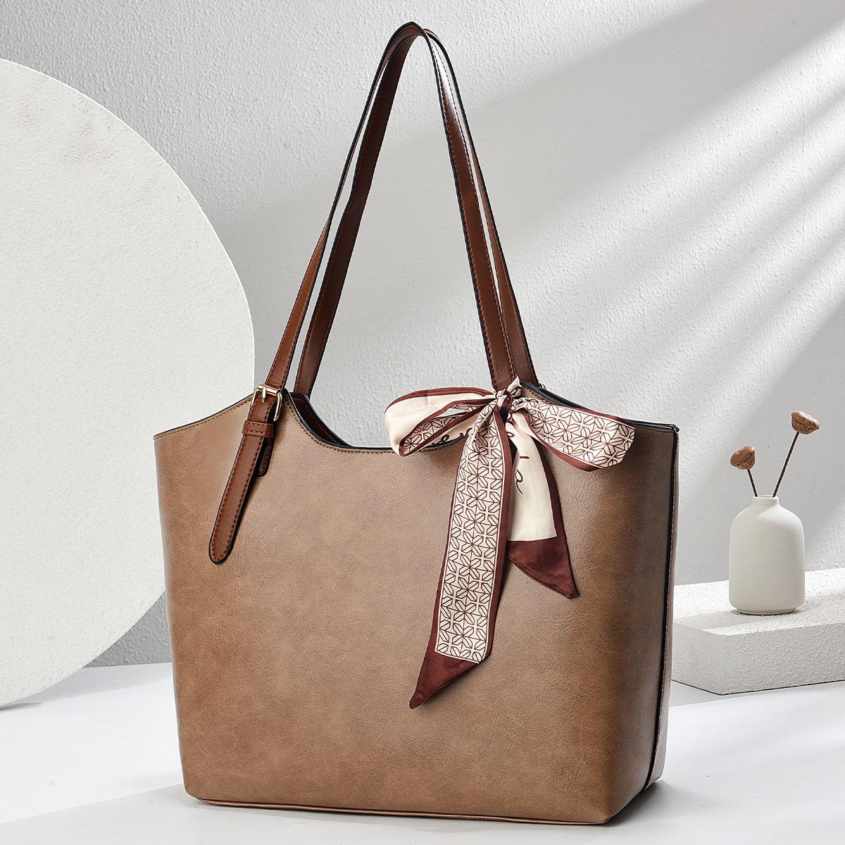

New tote bag retro oily leather women s simple texture shoulder bag practical commuter armpit bag хаки