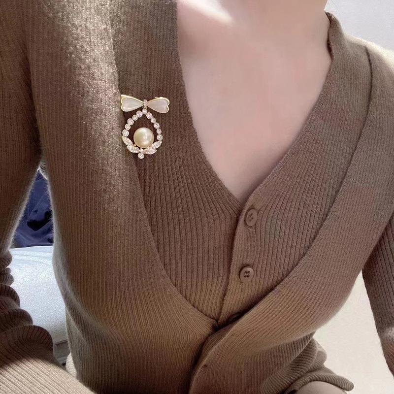 Mother-of-pearl shell bow flower basket zircon brooch pin pearl beeswax jade chest