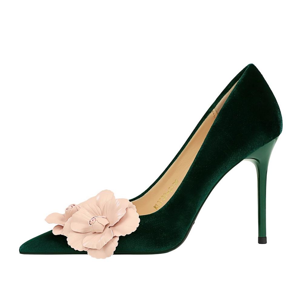 Sapatos de salto alto para banquete com salto fino e acabamento em camurça. Sapatos femininos de bico fino e bico fino, com blocos de cores e formato de flor