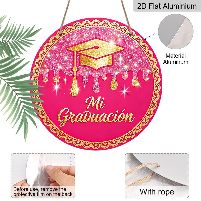 Colgante de pared 2D Plano de Aluminio con Temática de Graduación, Disponible en Múltiples Tamaños, Presentando un Diseño de Birrete de Graduación Rosa y Dorado Brillante Estilo Español