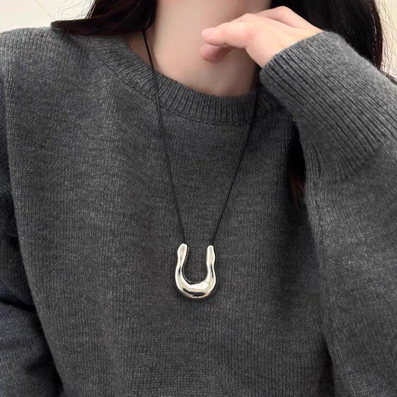 U-shaped Metal Horseshoe Pendant Necklace - Women's Luxury Long Sweater Chain.