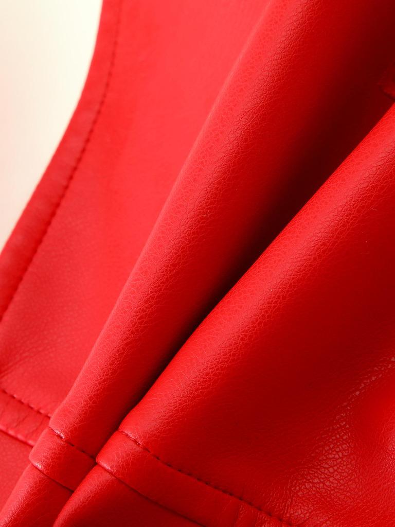 Damen PU-Leder Colorblock Motorradjacke mit gesticktem Abzeichen und Stehkragen