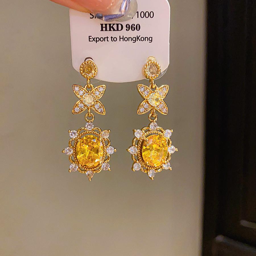 Flower Pendant Necklace With Gold Plating And Zirconia For Elegant Womens Fashion