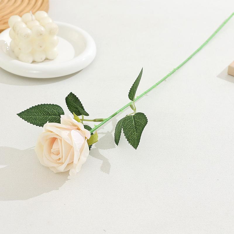 Hodně Růžové Umělé Květiny Domácí a Obývací Pokoj Dekorace Držící Kytici V Ruce Jídelní Stůl Květinové Dekorace Svatba Párty Potřeby