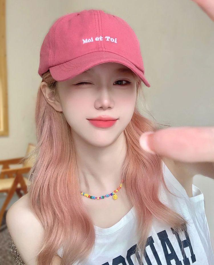 Women's Trendy Baseball Cap with Long Hair Wig – Lightweight, Versatile, Non-Removable Full Head Cover