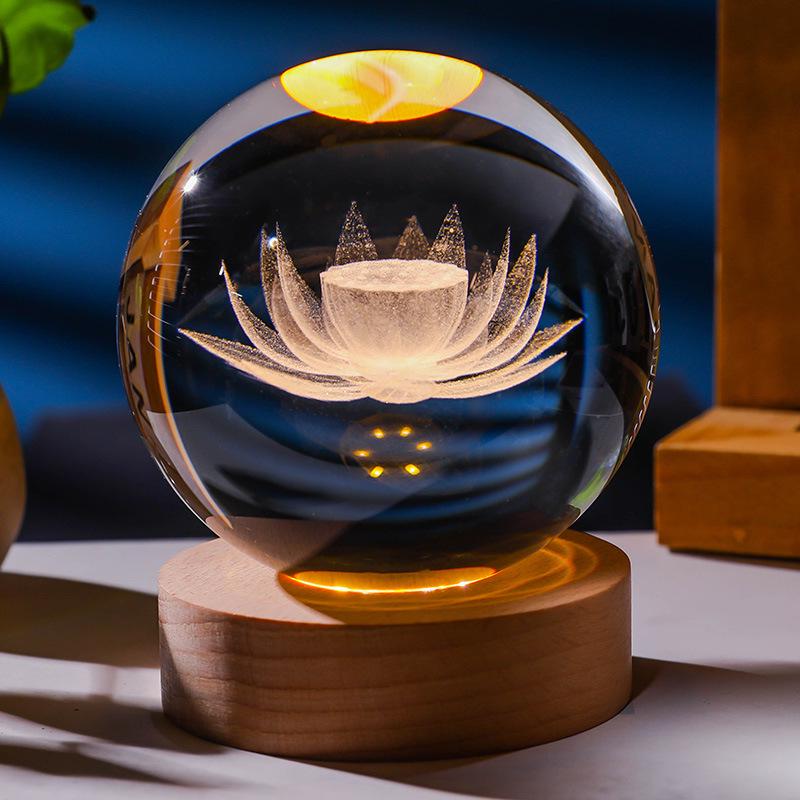 Leuchtende 3D-gravierte Kristallkugel mit Massivholzsockel für die Heimdekoration