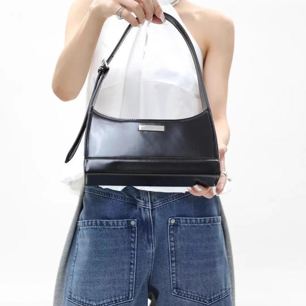 Texture niche fashion versatile bag 2025 new simple French premium shoulder portable commuter underarm bag