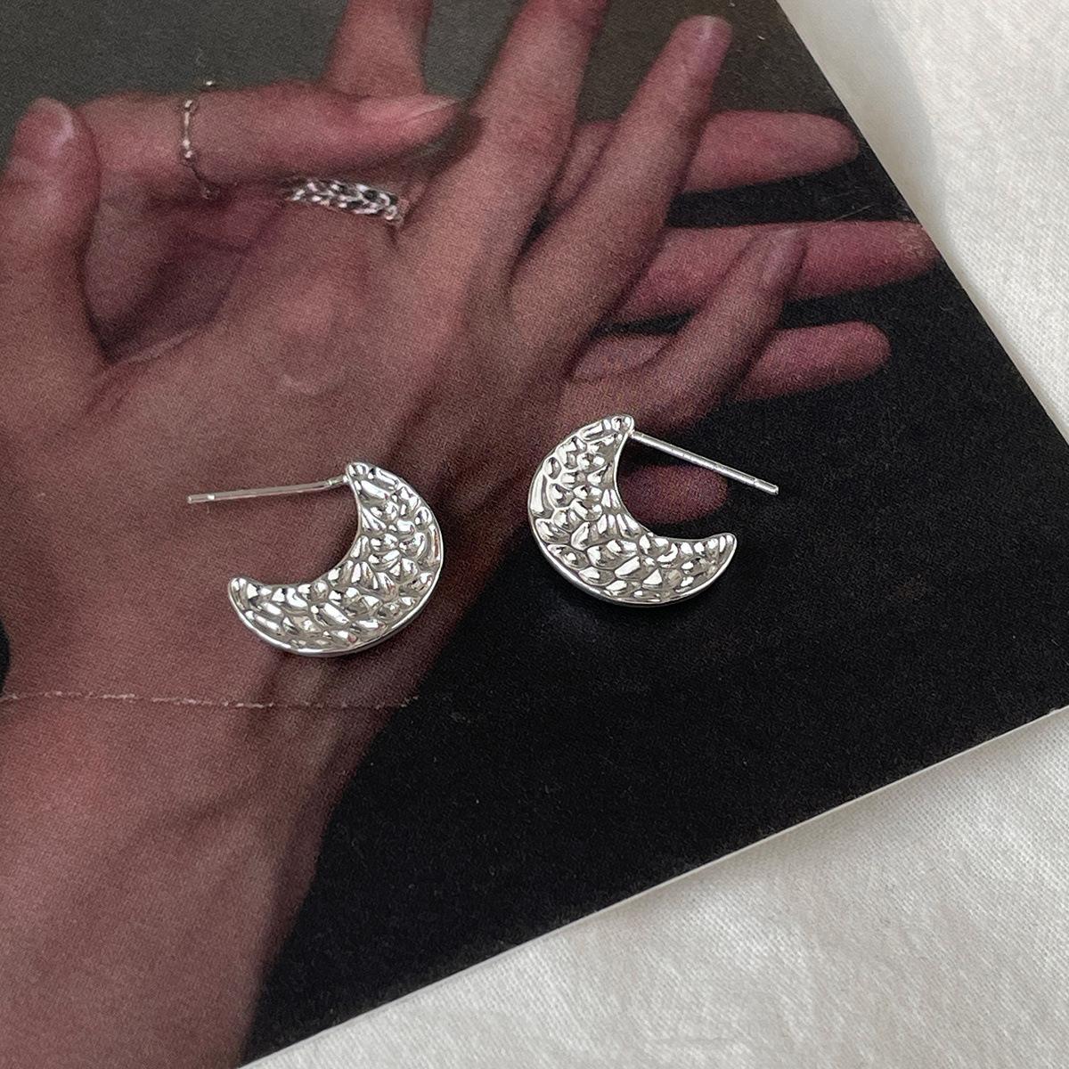 

925 silver needle hammer pattern moon stud earrings women s light luxury retro personality high-end earrings fashion cold earrings 925 silver needle