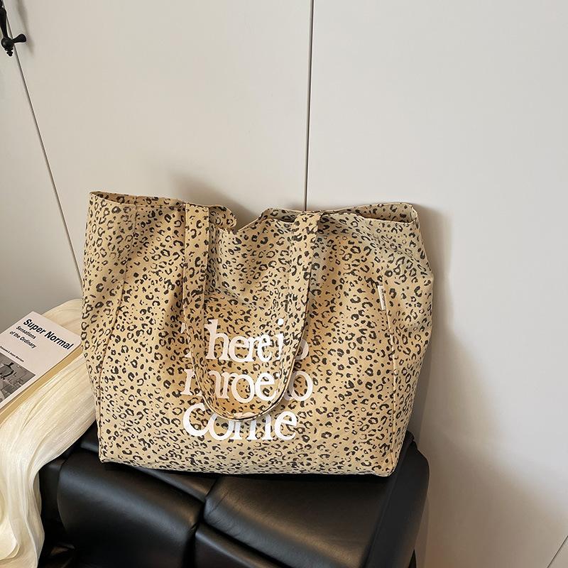 Популярный расслабленный стиль для поездок на работу: одноплечная сумка и повседневная сумка-тоут большой вместимости without pendant хаки