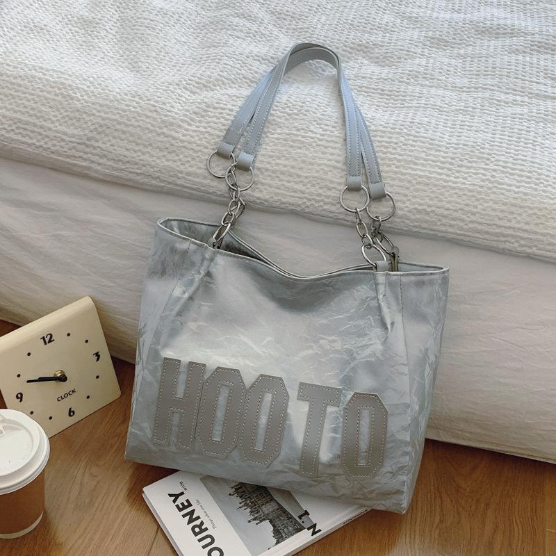 

Нова осінь 2024 року в ретро-корейській версії сумка на плече з алфавітом великої місткості, модна індивідуальна сумка для відпочинку та приміських поїздок срібний