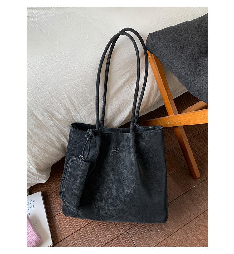 

2025 new autumn and winter retro big bag women s portable shoulder bag high-end casual commuter tote bag чёрный