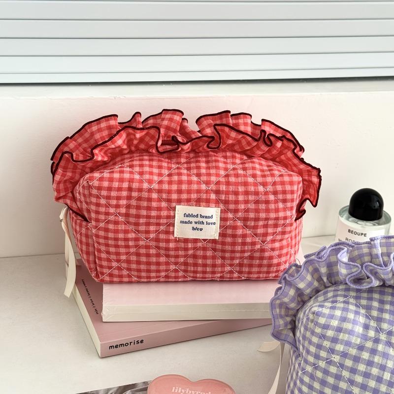 Lace checkered makeup bag, Ins minimalist niche style, high-value large-capacity cosmetic pouch, portable for travel and daily use.