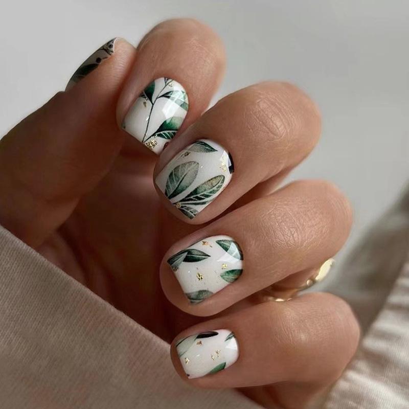 Retro Green Leaf Elegant Natural-Look Whitening Fake Nails