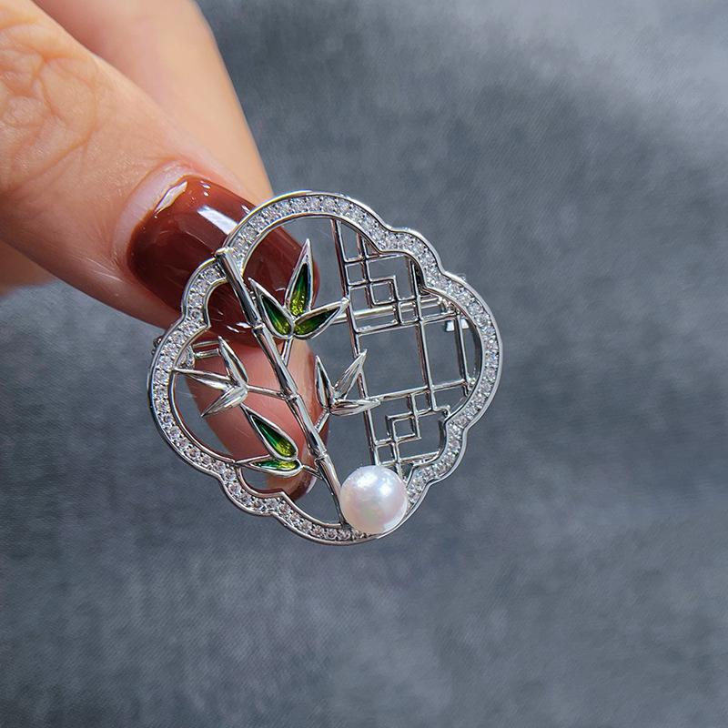 Brosche aus Kupfer im Antik-Stil: Pflaume, Orchidee, Bambus und Chrysantheme Design mit Zirkon und Perlen-Korsage.