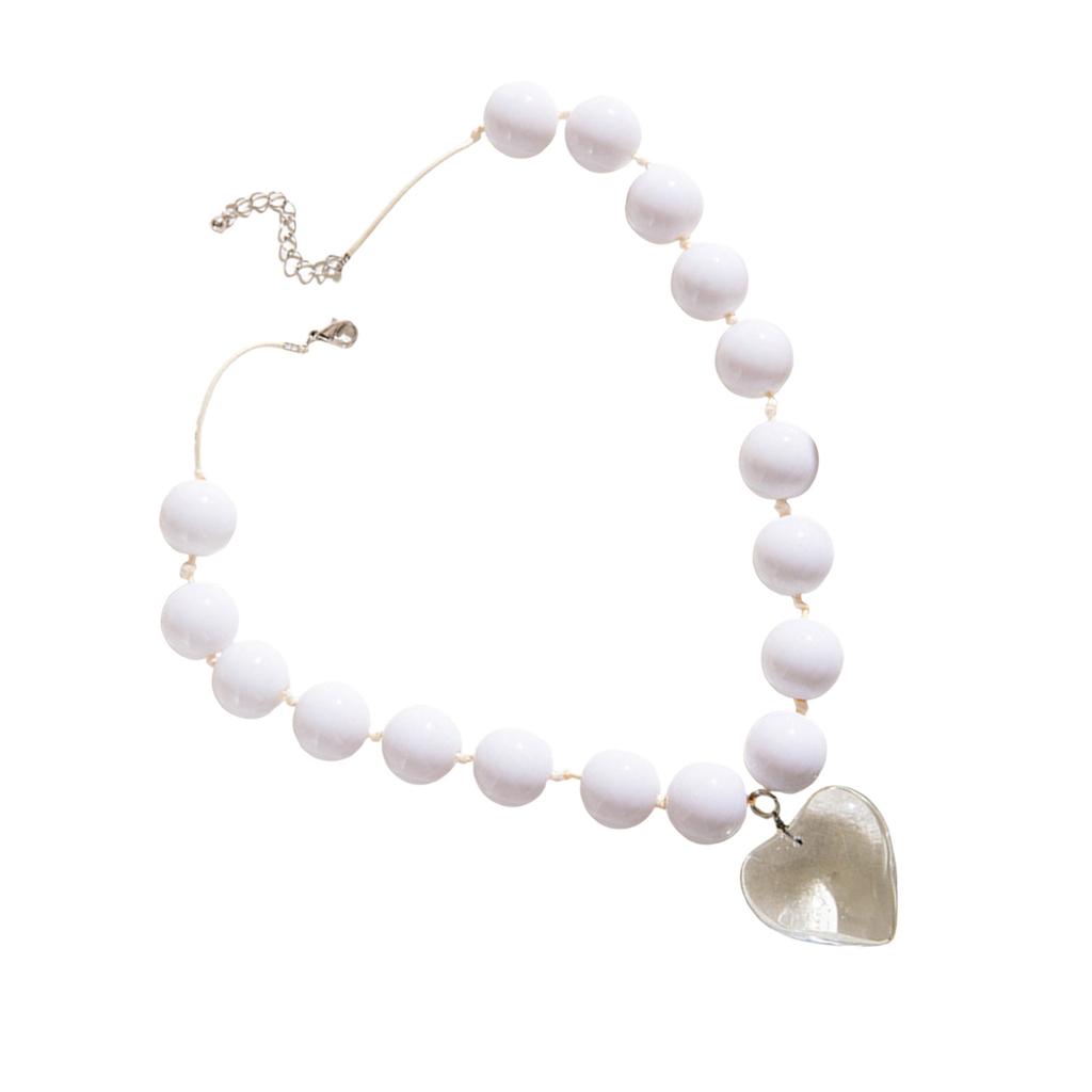 Klasický náhrdelník s přívěskem ve tvaru srdce, dokonalý pro každodenní nošení a speciální příležitosti, jako jsou rande nebo večírky.